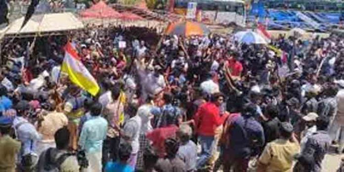 കരമാര്ഗവും കടല് മാര്ഗവും തുറമുഖ പദ്ധതി പ്രദേശം സമരക്കാര് വളഞ്ഞു ; സമരം ശക്തമാകുന്നു കരമാര്ഗവും കടല് മാര്ഗവും തുറമുഖ പദ്ധതി പ്രദേശം സമരക്കാര് വളഞ്ഞു ; സമരം ശക്തമാകുന്നു