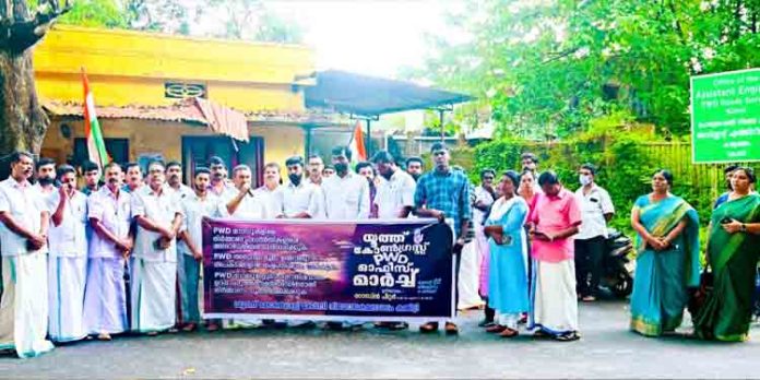 റോഡുകളുടെ ശോചനീയാവസ്ഥ : പൊതുമരാമത്തു ഓഫീസിലേക്ക് യൂത്ത് കോൺഗ്രസ് മാർച്ച് നടത്തി റോഡുകളുടെ ശോചനീയാവസ്ഥ : പൊതുമരാമത്തു ഓഫീസിലേക്ക് യൂത്ത് കോൺഗ്രസ് മാർച്ച് നടത്തി