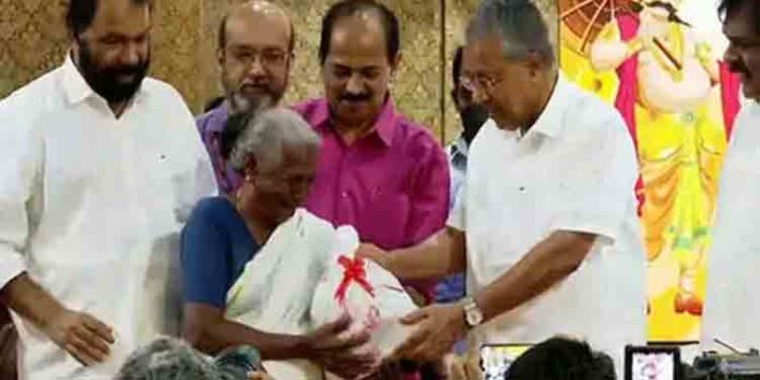 കിറ്റ് വിതരണത്തിന്റെ സംസ്ഥാനതല ഉദ്ഘാടനം മുഖ്യമന്ത്രി തിരുവനന്തപുരത്ത് നിര്വഹിച്ചു കിറ്റ് വിതരണത്തിന്റെ സംസ്ഥാനതല ഉദ്ഘാടനം മുഖ്യമന്ത്രി തിരുവനന്തപുരത്ത് നിര്വഹിച്ചു