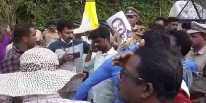 വിഴിഞ്ഞത്ത് അദാനിയുടെ കോലം കത്തിച്ച് പ്രതിഷേധം വിഴിഞ്ഞത്ത് അദാനിയുടെ കോലം കത്തിച്ച് പ്രതിഷേധം