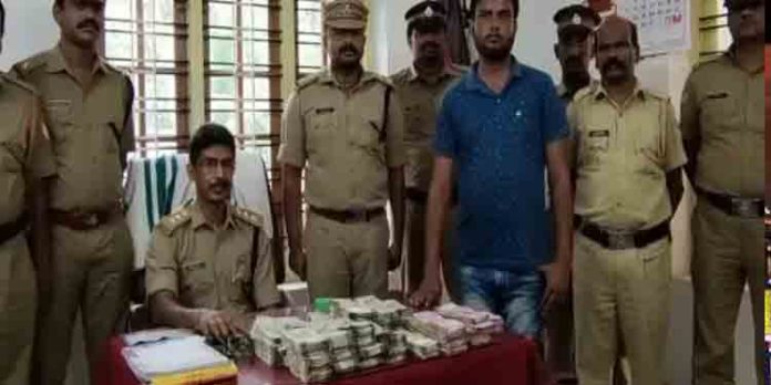 നെയ്യാറ്റിന്കര അമരവിളയില് 45 ലക്ഷം രൂപയുടെ കള്ളപ്പണവുമായി യുവാവ് അറസ്റ്റില് നെയ്യാറ്റിന്കര അമരവിളയില് 45 ലക്ഷം രൂപയുടെ കള്ളപ്പണവുമായി യുവാവ് അറസ്റ്റില്