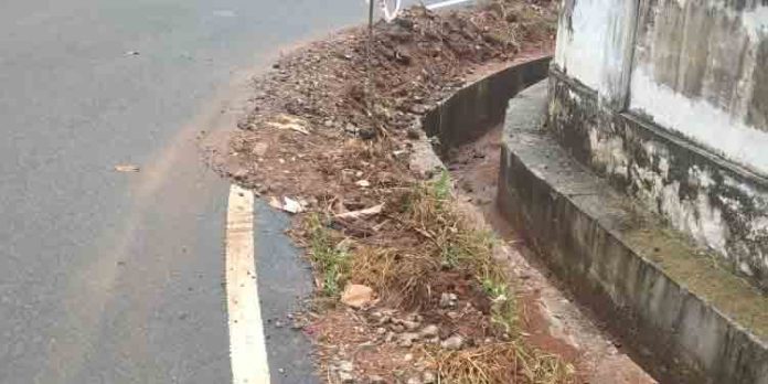 ഓടയ്ക്ക് മുകളിൽ സ്ലാബ് സ്ഥാപിക്കാത്തത് അപകട കെണിയാകുന്നു ഓടയ്ക്ക് മുകളിൽ സ്ലാബ് സ്ഥാപിക്കാത്തത് അപകട കെണിയാകുന്നു