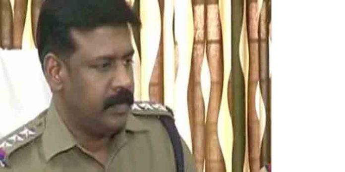 ഹൈക്കോടതി നിര്ദേശ പ്രകാരം സര്വീസില് നിന്ന് പിരിച്ചു വിട്ട പോലീസ് ഇന്സ്പെക്ടറെ തിരിച്ചെടുത്തു ഹൈക്കോടതി നിര്ദേശ പ്രകാരം സര്വീസില് നിന്ന് പിരിച്ചു വിട്ട പോലീസ് ഇന്സ്പെക്ടറെ തിരിച്ചെടുത്തു