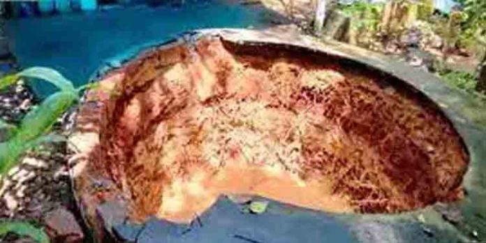 മാവൂരില് വീടിനോട് ചേര്ന്ന കിണര് ഇടിഞ്ഞുതാഴ്ന്നു മാവൂരില് വീടിനോട് ചേര്ന്ന കിണര് ഇടിഞ്ഞുതാഴ്ന്നു
