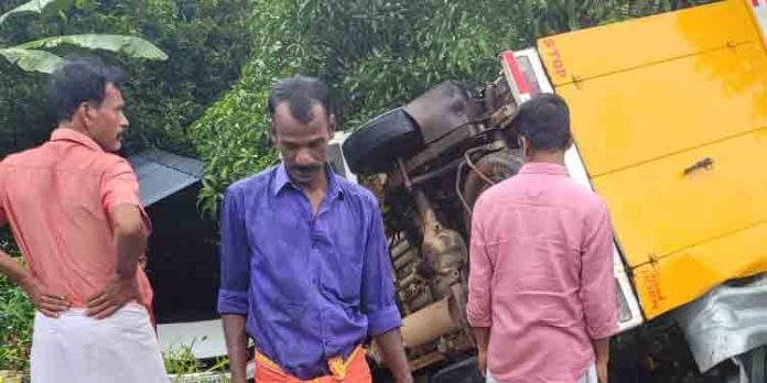 റാന്നിയില് ചരക്കുമായി വന്ന വാൻ നിയന്ത്രണം വിട്ടു മറിഞ്ഞു റാന്നിയില് ചരക്കുമായി വന്ന വാൻ നിയന്ത്രണം വിട്ടു മറിഞ്ഞു