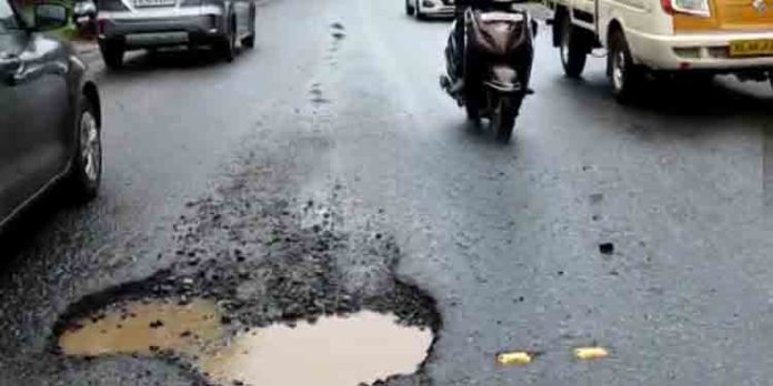 ദേശീയപാതയിലെ കുഴിയില്വീണ് സ്കൂട്ടര് യാത്രികര്ക്ക് പരുക്ക് ദേശീയപാതയിലെ കുഴിയില്വീണ് സ്കൂട്ടര് യാത്രികര്ക്ക് പരുക്ക്