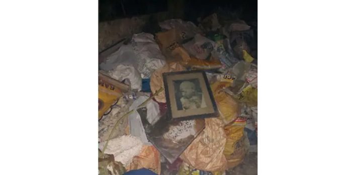 തിരുവനന്തപുരത്ത് മാലിന്യങ്ങൾക്ക് ഇടയിൽ രാഷ്ട്രപിതാവിന്റെ ഫ്രെയിം ചിത്രം ; പോലീസ് എത്തി കൊണ്ടുപോയി തിരുവനന്തപുരത്ത് മാലിന്യങ്ങൾക്ക് ഇടയിൽ രാഷ്ട്രപിതാവിന്റെ ഫ്രെയിം ചിത്രം ; പോലീസ് എത്തി കൊണ്ടുപോയി
