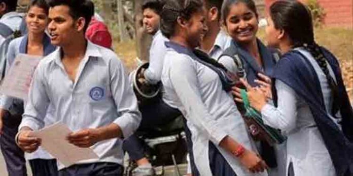 സംസ്ഥാനത്ത് പ്ലസ് വണ് ക്ലാസുകള് നാളെ ആരംഭിക്കും സംസ്ഥാനത്ത് പ്ലസ് വണ് ക്ലാസുകള് നാളെ ആരംഭിക്കും