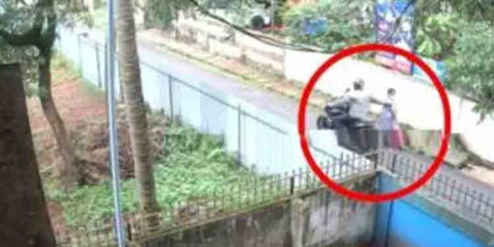 ചിയ്യാരത്ത് ബൈക്കില് എത്തിയ യുവാവ് വഴിയാത്രക്കാരിയുടെ മാലപൊട്ടിച്ചു ചിയ്യാരത്ത് ബൈക്കില് എത്തിയ യുവാവ് വഴിയാത്രക്കാരിയുടെ മാലപൊട്ടിച്ചു