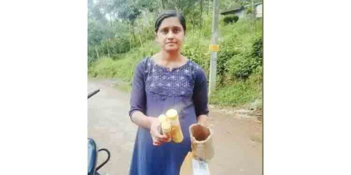മൊബൈല് ഫോണ് ബുക്കുചെയ്ത വീട്ടമ്മയ്ക്ക് ലഭിച്ചത് മൂന്നുടിന് പൗഡര് ; തട്ടിപ്പിന് പിന്നില് ഡെലിവറി ബോയ് മൊബൈല് ഫോണ് ബുക്കുചെയ്ത വീട്ടമ്മയ്ക്ക് ലഭിച്ചത് മൂന്നുടിന് പൗഡര് ; തട്ടിപ്പിന് പിന്നില് ഡെലിവറി ബോയ്