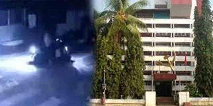 എകെജി സെന്ററിന് നേരെ ബോംബെറിഞ്ഞ സംഭവം ; ഫൊറൻസിക് ലാബിന്റെ അന്തിമ റിപ്പോർട്ട് എകെജി സെന്ററിന് നേരെ ബോംബെറിഞ്ഞ സംഭവം ; ഫൊറൻസിക് ലാബിന്റെ അന്തിമ റിപ്പോർട്ട്