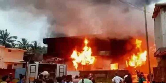 കോഴിക്കോട് പെയിന്റ് ഗോഡൗണിലെ തീപിടുത്തം ; ഫോറെന്സിക് വിദഗ്ധര് ഇന്ന് വിശദമായ പരിശോധന നടത്തും കോഴിക്കോട് പെയിന്റ് ഗോഡൗണിലെ തീപിടുത്തം ; ഫോറെന്സിക് വിദഗ്ധര് ഇന്ന് വിശദമായ പരിശോധന നടത്തും