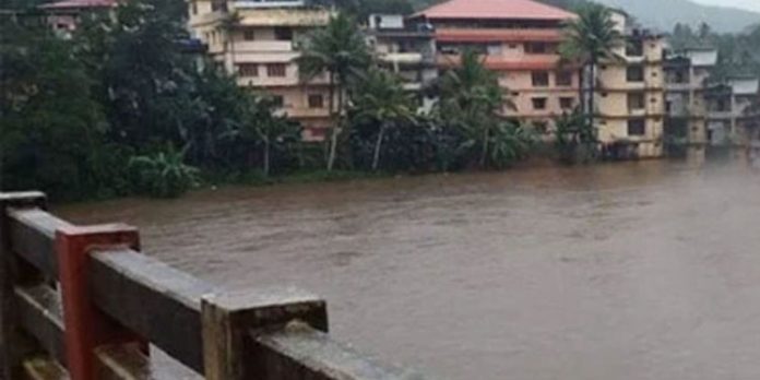 പമ്പ ആറില് ശവമായി ഒഴുകി നടക്കേണ്ടിയിരുന്ന യുവതി കേരള പോലീസിന്റെ കരങ്ങളിലൂടെ ജീവിതത്തിലേയ്ക്ക് പമ്പ ആറില് ശവമായി ഒഴുകി നടക്കേണ്ടിയിരുന്ന യുവതി കേരള പോലീസിന്റെ കരങ്ങളിലൂടെ ജീവിതത്തിലേയ്ക്ക്