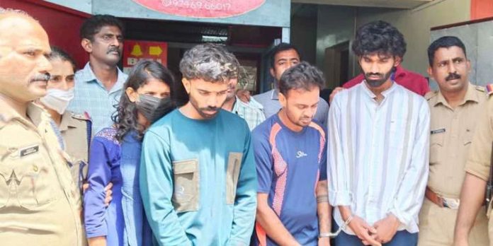 കൊല്ലത്ത് മയക്കുമരുന്ന് വേട്ട ; ദമ്പതികള് ഉള്പ്പെടെ നാലുപേർ അറസ്റ്റിൽ കൊല്ലത്ത് മയക്കുമരുന്ന് വേട്ട ; ദമ്പതികള് ഉള്പ്പെടെ നാലുപേർ അറസ്റ്റിൽ