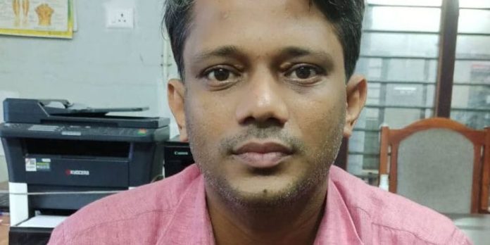 പത്താംക്ലാസ് വിദ്യാർഥിനി പരീക്ഷയ്ക്ക് മാർക്ക് ലഭിക്കാന് തനിക്ക് വഴങ്ങണമെന്ന് ആവശ്യപ്പെട്ട അധ്യാപകന് അറസ്റ്റിൽ പത്താംക്ലാസ് വിദ്യാർഥിനി പരീക്ഷയ്ക്ക് മാർക്ക് ലഭിക്കാന് തനിക്ക് വഴങ്ങണമെന്ന് ആവശ്യപ്പെട്ട അധ്യാപകന് അറസ്റ്റിൽ