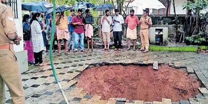 കിണര് പൂര്ണമായും ഭൂമിക്ക് അടിയിലേക്ക് താഴ്ന്നു ; ഭീതിയില് പ്രദേശവാസികള് കിണര് പൂര്ണമായും ഭൂമിക്ക് അടിയിലേക്ക് താഴ്ന്നു ; ഭീതിയില് പ്രദേശവാസികള്
