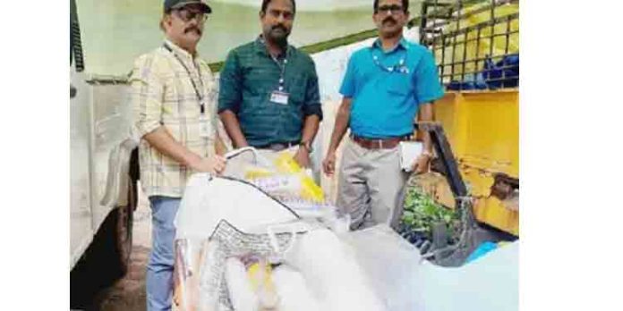 പഞ്ചായത്ത് ഉദ്യോഗസ്ഥര് നടത്തിയ പരിശോധനയില് 186 കിലോ നിരോധിത പ്ലാസ്റ്റിക് ഉല്പ്പന്നങ്ങള് പിടിച്ചെടുത്തു പഞ്ചായത്ത് ഉദ്യോഗസ്ഥര് നടത്തിയ പരിശോധനയില് 186 കിലോ നിരോധിത പ്ലാസ്റ്റിക് ഉല്പ്പന്നങ്ങള് പിടിച്ചെടുത്തു