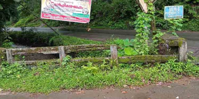പാലത്തിന്റെ കൈവരികൾ സ്ഥാപിക്കണം പാലത്തിന്റെ കൈവരികൾ സ്ഥാപിക്കണം