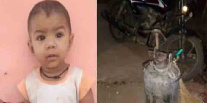ബലൂൺ വാങ്ങുന്നതിനിടെ ഗ്യാസ് സിലിണ്ടർ പൊട്ടിത്തെറിച്ച് രണ്ട് വയസുകാരിക്ക് ദാരുണാന്ത്യം ബലൂൺ വാങ്ങുന്നതിനിടെ ഗ്യാസ് സിലിണ്ടർ പൊട്ടിത്തെറിച്ച് രണ്ട് വയസുകാരിക്ക് ദാരുണാന്ത്യം