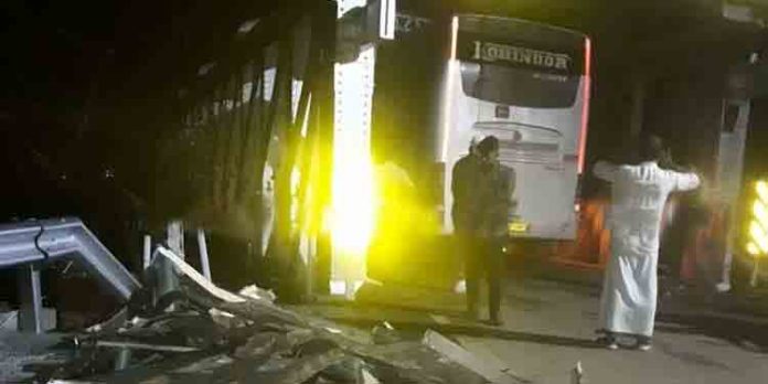 ഇന്നലെ ഉദ്ഘാടനം ചെയ്ത നവീകരിച്ച ഫറോക്ക് പാലത്തിൽ ടൂറിസ്റ്റ് ബസ് കുടുങ്ങി അപകടം ഇന്നലെ ഉദ്ഘാടനം ചെയ്ത നവീകരിച്ച ഫറോക്ക് പാലത്തിൽ ടൂറിസ്റ്റ് ബസ് കുടുങ്ങി അപകടം