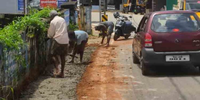 കോന്നി ആനക്കൂട് റോഡിൽ അശാസ്ത്രീയമായ ഓട നിർമ്മാണത്തിനെതിരെ നാട്ടുകാരുടെ പ്രതിഷേധം കോന്നി ആനക്കൂട് റോഡിൽ അശാസ്ത്രീയമായ ഓട നിർമ്മാണത്തിനെതിരെ നാട്ടുകാരുടെ പ്രതിഷേധം