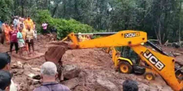 കാഞ്ഞാറില് ഉരുള്പൊട്ടി അഞ്ചു പേര് ഒലിച്ചുപോയി ; രണ്ട് മൃതദേഹങ്ങള് കണ്ടെടുത്തു കാഞ്ഞാറില് ഉരുള്പൊട്ടി അഞ്ചു പേര് ഒലിച്ചുപോയി ; രണ്ട് മൃതദേഹങ്ങള് കണ്ടെടുത്തു