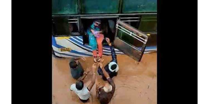 കര്ണാടകയില് കനത്ത മഴ ; ബംഗളൂരു – മൈസൂരു ദേശീയ പാതയില് പലയിടത്തും വെളളം കയറി ഗതാഗതം തടസപ്പെട്ടു കര്ണാടകയില് കനത്ത മഴ ; ബംഗളൂരു – മൈസൂരു ദേശീയ പാതയില് പലയിടത്തും വെളളം കയറി ഗതാഗതം തടസപ്പെട്ടു