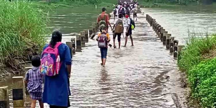 കനത്ത മഴ ; കുരുമ്പൻ മൂഴി കോസ് വേ വെള്ളത്തിൽ മുങ്ങി – ആശങ്കയിലായി നാട്ടുകാര് കനത്ത മഴ ; കുരുമ്പൻ മൂഴി കോസ് വേ വെള്ളത്തിൽ മുങ്ങി – ആശങ്കയിലായി നാട്ടുകാര്