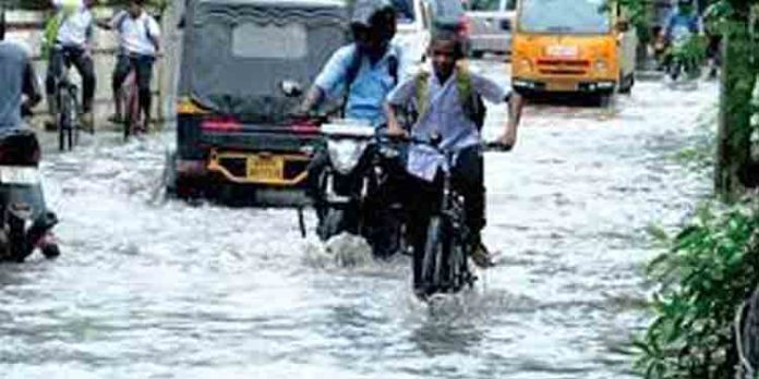 മിന്നല് പ്രളയം – വെള്ളക്കെട്ടില് മുങ്ങി കൊച്ചി – അത്തച്ചമയഘോഷയാത്രയും ആശങ്കയില് മിന്നല് പ്രളയം – വെള്ളക്കെട്ടില് മുങ്ങി കൊച്ചി – അത്തച്ചമയഘോഷയാത്രയും ആശങ്കയില്