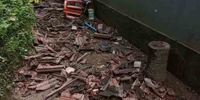 ശക്തമായ കാറ്റിലും മഴയിലും വീട് തര്ന്നു വീണു ശക്തമായ കാറ്റിലും മഴയിലും വീട് തര്ന്നു വീണു