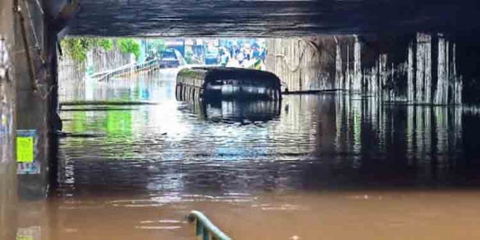 കനത്ത മഴ : കര്ണാടകത്തില് അഞ്ചുപേര് മരിച്ചു കനത്ത മഴ : കര്ണാടകത്തില് അഞ്ചുപേര് മരിച്ചു