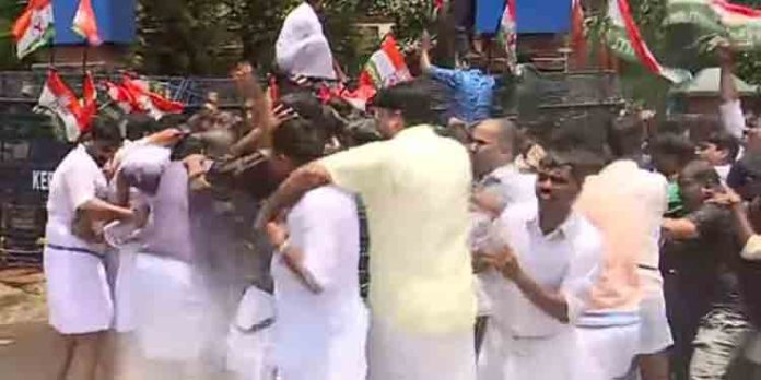 ഫര്സീന് മജീദിനെതിരെ കാപ്പ ചുമത്താനുള്ള നീക്കത്തിനെതിരെ യൂത്ത് കോണ്ഗ്രസ് പ്രതിഷേധം ഫര്സീന് മജീദിനെതിരെ കാപ്പ ചുമത്താനുള്ള നീക്കത്തിനെതിരെ യൂത്ത് കോണ്ഗ്രസ് പ്രതിഷേധം