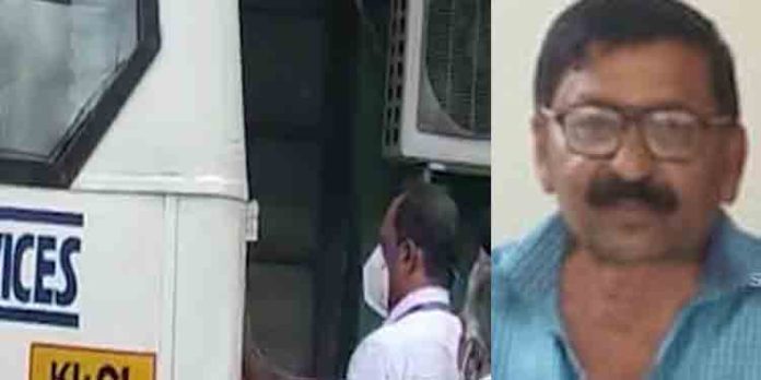 ആംബുലൻസിന്റെ വാതിൽ തുറക്കാൻ കഴിയാതെ അകത്തു കുടുങ്ങിയ രോഗി മരിച്ചു ആംബുലൻസിന്റെ വാതിൽ തുറക്കാൻ കഴിയാതെ അകത്തു കുടുങ്ങിയ രോഗി മരിച്ചു