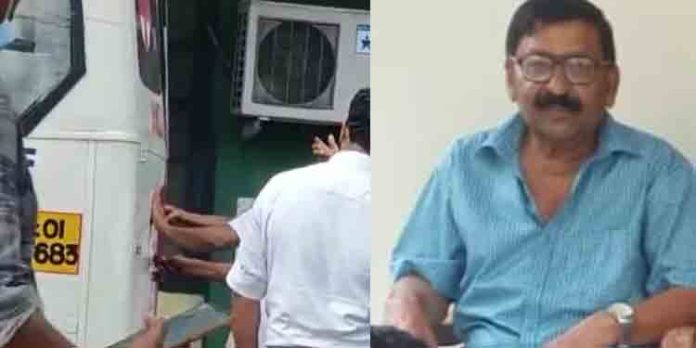 ആംബുലന്സിന്റെ വാതില് തുറക്കാന് കഴിയാത്തതിനെത്തുടര്ന്ന് വാഹനാപകടത്തില് പരുക്കേറ്റയാള് മരിച്ചു ആംബുലന്സിന്റെ വാതില് തുറക്കാന് കഴിയാത്തതിനെത്തുടര്ന്ന് വാഹനാപകടത്തില് പരുക്കേറ്റയാള് മരിച്ചു