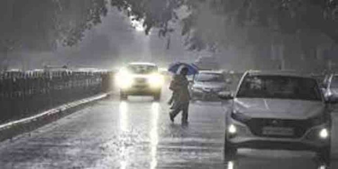 സംസ്ഥാനത്ത് കനത്ത മഴയ്ക്കു സാധ്യതയുള്ളതിനാല് എട്ടു ജില്ലകളില് ഓറഞ്ച് അലര്ട്ട് പ്രഖ്യാപിച്ചു സംസ്ഥാനത്ത് കനത്ത മഴയ്ക്കു സാധ്യതയുള്ളതിനാല് എട്ടു ജില്ലകളില് ഓറഞ്ച് അലര്ട്ട് പ്രഖ്യാപിച്ചു