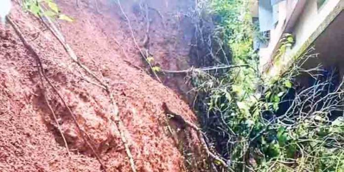 കനത്ത മഴയില് മണ്ണിടിഞ്ഞ് പുല്ലങ്കോട് ഗവ. ഹയര് സെക്കന്ഡറി സ്കൂള് കെട്ടിടത്തിന് ഭീഷണി കനത്ത മഴയില് മണ്ണിടിഞ്ഞ് പുല്ലങ്കോട് ഗവ. ഹയര് സെക്കന്ഡറി സ്കൂള് കെട്ടിടത്തിന് ഭീഷണി