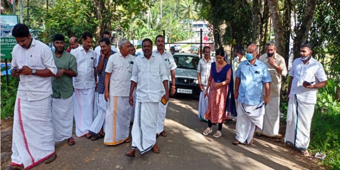 ചേർപ്പുങ്കൽ പാലം ചെറുവാഹനങ്ങൾക്ക് തുറന്നുകൊടുത്ത് എൽഡിഎഫ് ചേർപ്പുങ്കൽ പാലം ചെറുവാഹനങ്ങൾക്ക് തുറന്നുകൊടുത്ത് എൽഡിഎഫ്