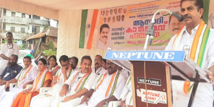 കോന്നിയിൽ നിന്ന് ആരംഭിച്ച ആസാദ് കീ ഗൗരവ് പഞ്ചദിന പദയാത്ര അടൂർ പ്രകാശ് എംപി ഉദ്ഘാടനം ചെയ്തു കോന്നിയിൽ നിന്ന് ആരംഭിച്ച ആസാദ് കീ ഗൗരവ് പഞ്ചദിന പദയാത്ര അടൂർ പ്രകാശ് എംപി ഉദ്ഘാടനം ചെയ്തു