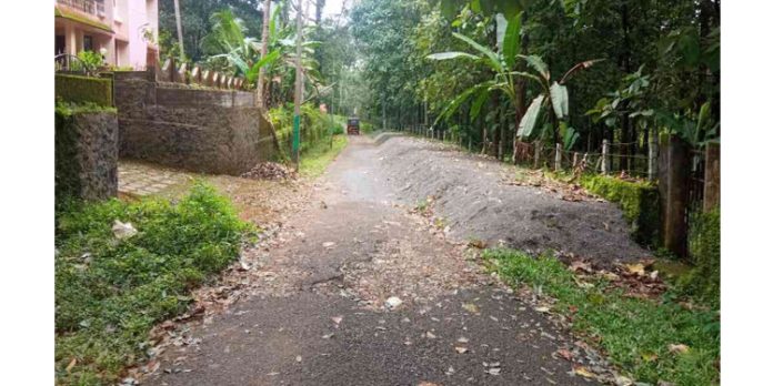 കണ്ടൻപേരൂർ – ചെട്ടിയാർ മുക്ക് റോഡ് തകർന്നടിഞ്ഞിട്ട് വർഷങ്ങൾ : അറ്റകുറ്റപ്പണിക്കായി ഇറക്കിയ മെറ്റൽ അപകട ഭീഷണിയാകുന്നു കണ്ടൻപേരൂർ – ചെട്ടിയാർ മുക്ക് റോഡ് തകർന്നടിഞ്ഞിട്ട് വർഷങ്ങൾ : അറ്റകുറ്റപ്പണിക്കായി ഇറക്കിയ മെറ്റൽ അപകട ഭീഷണിയാകുന്നു