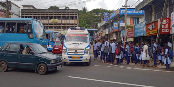 പെരുമ്പുഴയിലെ ഗതാഗത കുരുക്കിന് പരിഹാരമാകുന്നില്ല പെരുമ്പുഴയിലെ ഗതാഗത കുരുക്കിന് പരിഹാരമാകുന്നില്ല