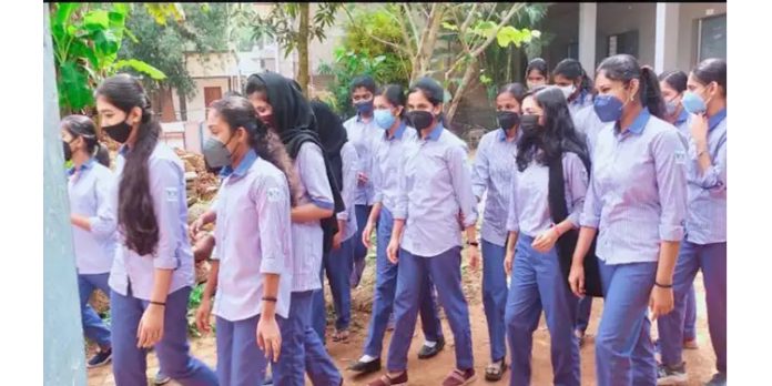 ലിംഗ സമത്വ യൂണിഫോം ; പള്ളികള് കേന്ദ്രീകരിച്ച് പ്രചാരണവുമായി സമസ്ത – ഖതീബുമാര്ക്ക് പ്രത്യേക പഠന ക്ളാസ് ലിംഗ സമത്വ യൂണിഫോം ; പള്ളികള് കേന്ദ്രീകരിച്ച് പ്രചാരണവുമായി സമസ്ത – ഖതീബുമാര്ക്ക് പ്രത്യേക പഠന ക്ളാസ്