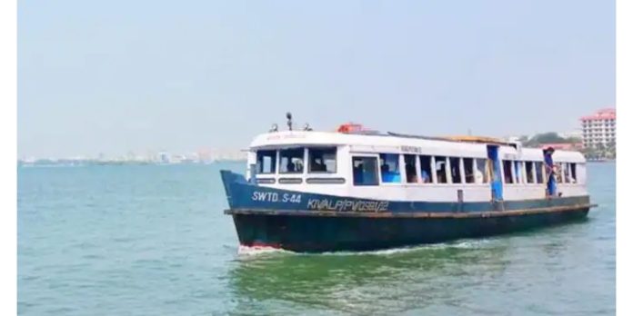 എറണാകുളത്ത് ബോട്ടിൽ നിന്ന് യാത്രക്കാരൻ കായലിൽ ചാടി – കണ്ടെത്താനായില്ല എറണാകുളത്ത് ബോട്ടിൽ നിന്ന് യാത്രക്കാരൻ കായലിൽ ചാടി – കണ്ടെത്താനായില്ല