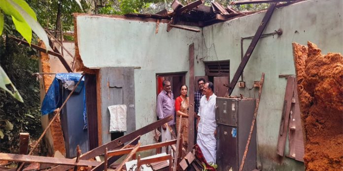 കനത്ത മഴ മൂലം വീട് ഇടിഞ്ഞു വീണു നിലംപതിച്ചു കനത്ത മഴ മൂലം വീട് ഇടിഞ്ഞു വീണു നിലംപതിച്ചു