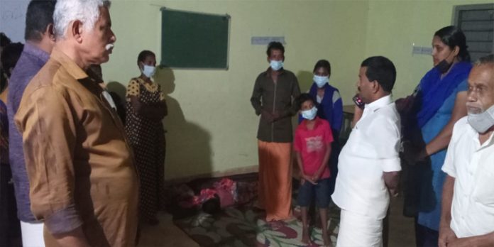 ക്യാമ്പിലേക്കു മാറ്റിയവരെ പ്രമോദ് നാരായണ് എംഎല്എ സന്ദര്ശിച്ചു ക്യാമ്പിലേക്കു മാറ്റിയവരെ പ്രമോദ് നാരായണ് എംഎല്എ സന്ദര്ശിച്ചു