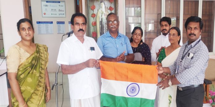 ദേശീയ പതാക വിതരണം ചെയ്തു ദേശീയ പതാക വിതരണം ചെയ്തു