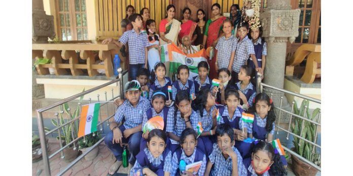 മീനാക്ഷിയമ്മക്ക് ആദരവ് നൽകി കൊന്നപ്പാറ എൽ പി സ്കൂൾ വിദ്യാർഥികൾ മീനാക്ഷിയമ്മക്ക് ആദരവ് നൽകി കൊന്നപ്പാറ എൽ പി സ്കൂൾ വിദ്യാർഥികൾ