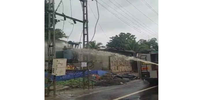 മക്കപ്പുഴയിൽ ട്രാൻസ്ഫോർമറിനു തീപിടിച്ചു മക്കപ്പുഴയിൽ ട്രാൻസ്ഫോർമറിനു തീപിടിച്ചു