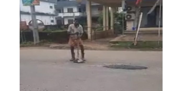 ചാങ്കൂർമുക്ക് കുമ്പഴ റോഡിലെ കുഴി അടക്കൽ അശാസ്ത്രീയമെന്ന് ആക്ഷേപം ചാങ്കൂർമുക്ക് കുമ്പഴ റോഡിലെ കുഴി അടക്കൽ അശാസ്ത്രീയമെന്ന് ആക്ഷേപം