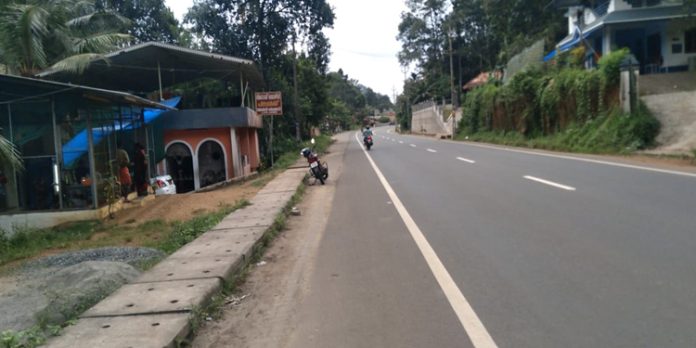 പുനലൂര്-മൂവാറ്റുപുഴ സംസ്ഥാന പാതയിലെ അപകട മേഖലകളില് ക്രാഷ്ബാരിയറുകള് സ്ഥാപിച്ചിട്ടില്ലെന്ന് ആരോപണം പുനലൂര്-മൂവാറ്റുപുഴ സംസ്ഥാന പാതയിലെ അപകട മേഖലകളില് ക്രാഷ്ബാരിയറുകള് സ്ഥാപിച്ചിട്ടില്ലെന്ന് ആരോപണം