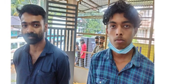 മലവെള്ളപ്പാച്ചിലിൽ കക്കാട്ടാറിൽ ഒഴുകിയെത്തിയ തടിപിടിച്ചവർക്കെതിരെ കേസെടുത്തു മലവെള്ളപ്പാച്ചിലിൽ കക്കാട്ടാറിൽ ഒഴുകിയെത്തിയ തടിപിടിച്ചവർക്കെതിരെ കേസെടുത്തു